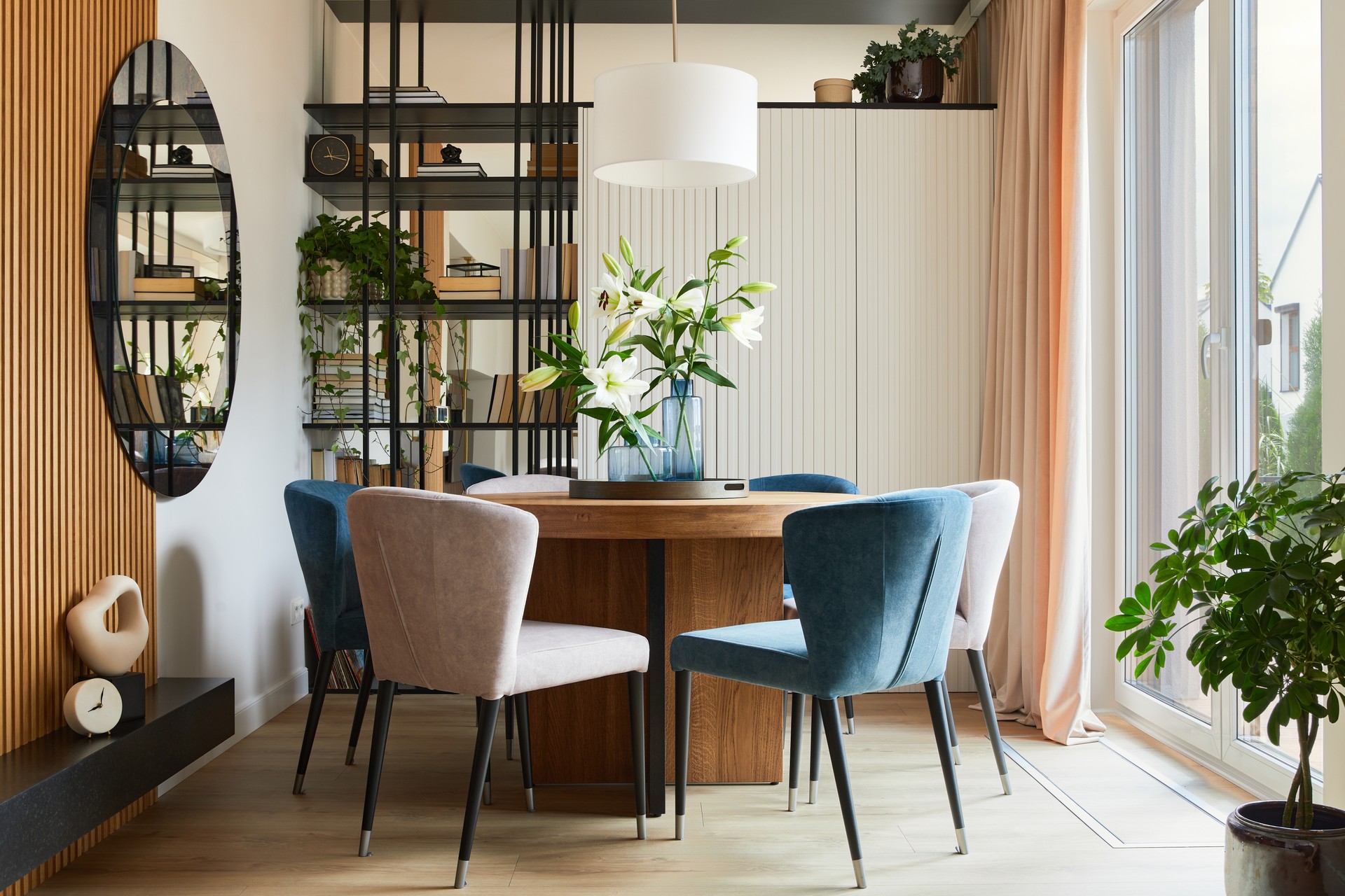 Elegante composición de elegante diseño interior de comedor con sillones de terciopelo, mesa de madera redondeada de diseño y hermosos accesorios personales. Inspiración de diseño de interiores glamuroso. Plantilla.